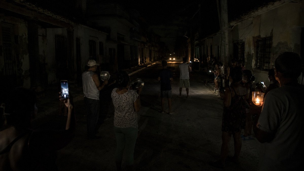 Barrio a oscuras por un apagón en Santiago de Cuba con cacerolas durante un cacerolazo